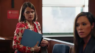 L’agence Kenzie Floral Blazer porté par DDA Maggie Palmer (Suzanne Cryer) comme on le voit dans All Rise (S03E18)