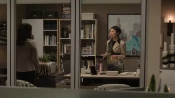 Blazer croisé asymétrique Sacai porté par Stella Bak (Greta Lee) dans The Morning Show (S03E10)