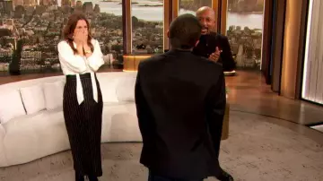 Falda lápiz de lana a rayas de tiza de Alexander McQueen usada por Drew Barrymore como se ve en The Drew Barrymore Show el 4 de noviembre de 2023