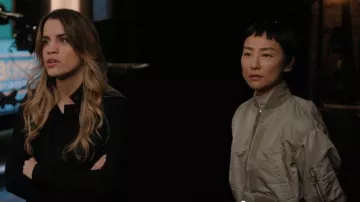 Blouson bomber court kaki Sacai porté par Stella Bak (Greta Lee) comme on le voit dans The Morning Show (S03E10)