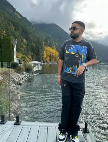 Merch 1988 DC Comics Vintage Black Batman T-Shirt worn by Nav on the Instagram account @nav