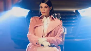 Trench-coat rose porté par Dianne (Gemma Arterton) dans les tenues de la série télévisée Culprits (saison 1)