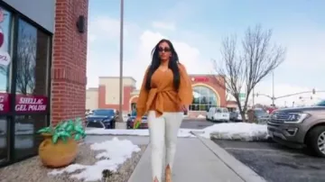 Maison de Harlow 1960 Khalida Wrap pull porté par Monica Garcia comme on le voit dans The Real Housewives of Salt Lake City (S04E09)