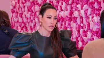 Boucles d’oreilles Louis Vuitton Louise Hoop GM portées par Angie Katsanevas dans The Real Housewives of Salt Lake City (S04E09)