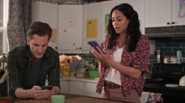 Foxtrot Piper Beach Blossom Camisa abotonada usada por Astrid (Meaghan Rath) como se ve en Los niños lo arruinan todo (T03E07)