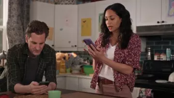 Madewell Whis­per Cot­ton V-Neck Pock­et Tee worn by Astrid (Meaghan Rath) as seen in Children Ruin Everything (S03E07)