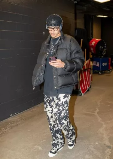 Dries Van Noten Black & Cream Tie-Dye Quilted Cargo Pants usado por Kyle Kuzma en la cuenta de Instagram @kuz