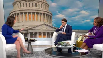 The Fold London Clever Crepe Hathaway Robe à manches longues bleu cobalt portée par Katie Britt comme on le voit dans CBS Mornings le 6 novembre 2023