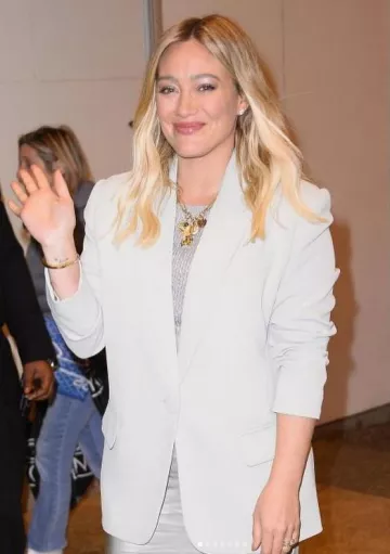 Colgante Foundrae Butterfly Wings usado por Hilary Duff en CBS Studios el 7 de noviembre de 2023