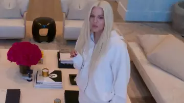 &Tradition Wulff ATD2 Lounge Chair usado por Khloé Kardashian como se ve en The Kardashians (T04E07)