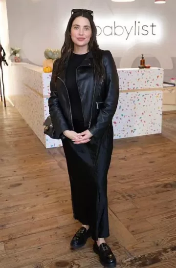Falda midi de seda Reformation Layla usada por Ashley Benson en la sala de exposición de Babylist Beverly Hills el 6 de noviembre de 2023