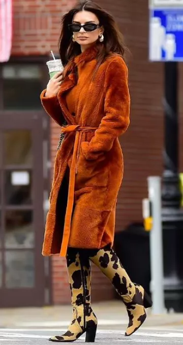 Boucles d’oreilles pendantes Bottega Veneta portées par Emily Ratajkowski à New York le 9 novembre 2023