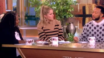 Pull Simkhai Adrienne porté par Sara Haines comme on le voit dans The View le 9 novembre 2023