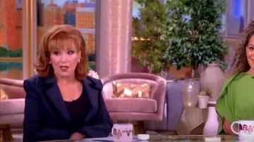 Blazer Cinq A Sept Ariane porté par Joy Behar vu dans The View le 9 novembre 2023