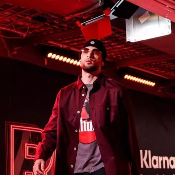 T-shirt à logo Rhude Grey & Red Eagle Circle porté par Zach LaVine sur le compte Instagram @zachlavine8