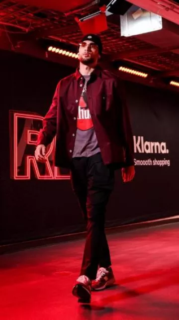 Surchemise Loewe en laine bordeaux portée par Zach LaVine sur le compte Instagram @zachlavine8