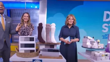 Vestido camisero midi de mezclilla elástica de Akris usado por Tory Johnson como se vio en Good Morning America el 8 de noviembre de 2023