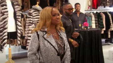 Philipp Plein Manteau Long avec des cristaux porté par Heavenly Kimes comme on le voit dans Married to Medicine (S10E01)