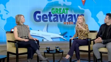 Top con cuello lazante floral con volantes de Michael Kors usado por Samantha Brown como se vio en VIVO con Kelly y Mark el 6 de noviembre de 2023