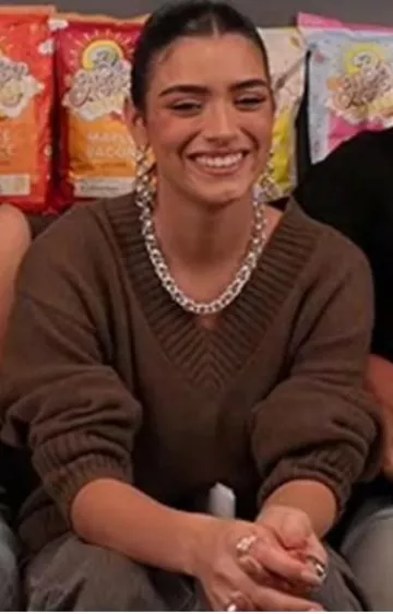 Boucles d’oreilles Lucien Emma Pills portées par Dixie D’Amelio lors de la diffusion en direct de Be Happy Snacks le 8 novembre 2023