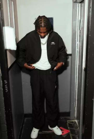 Chaqueta de chándal Balenciaga Black 3B Sports Icon usada por Lil Tjay en la cuenta de Instagram @liltjay