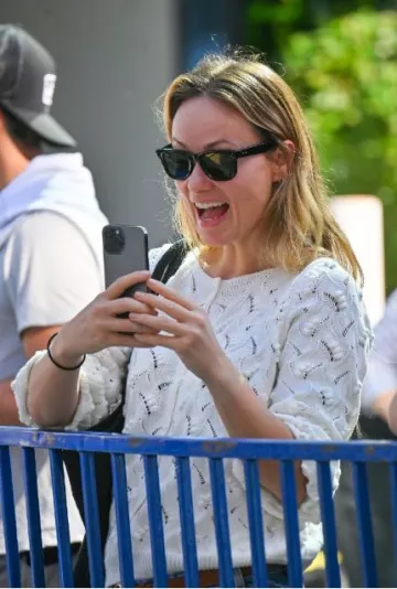 Jersey de Sezane Marthe usado por Olivia Wilde en Studio City el 5 de noviembre de 2023