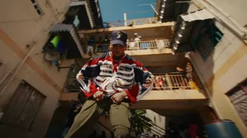 Camiseta de hockey Supreme Navy & Red Skeleton usada por Chris Brown en Chris Brown - Nightmares (Official Video) ft. Byron Messia