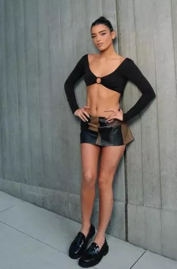 Leslie Amon Toghzan Crop Top en Nylon porté par Dixie D’Amelio sur son Instagram le 3 novembre 2023