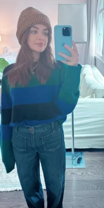 Funda de silicona de Apple con Magsafe en Sky usada por Lucy Hale en su historia de Instagram el 4 de noviembre de 2023