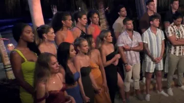 Shein Crop Tube Top & Twist Split Thigh Skirt en Azul Real usado por Kylee Russell como se ve en Bachelor in Paradise (T09E07)