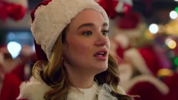 Chapeau de Noël du Père Noël porté par Jordin (Hunter King) dans le film Le Sommet du Père Noël