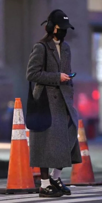 Sony Wh-1000Xm5 Noise Cancelling Wireless Bluetooth Headphones worn by Olivia Rodrigo in New York on November 4, 2023