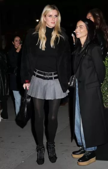 Bolso Mugler Plain Spiral Curve 02 usado por Nicky Hilton en Rothchild Nueva York el 5 de noviembre de 2023