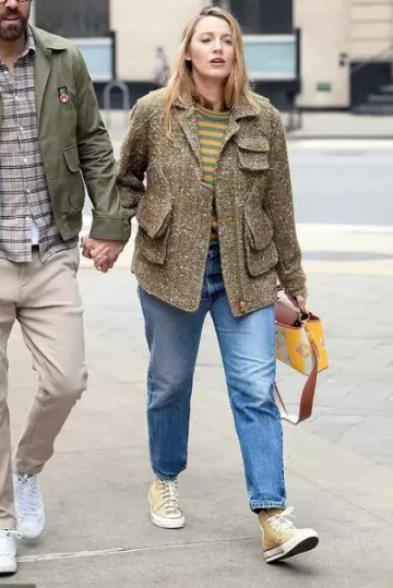 Baskets Converse Chuck portées par Blake Lively à New York le 10 novembre 2023