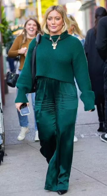 Suéter de cachemira de cuello alto Sablyn Crop usado por Hilary Duff en la ciudad de Nueva York el 7 de noviembre de 2023