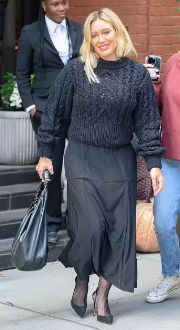 Faithfull the Brand Alanna Knit Jumper Black usado por Hilary Duff en la ciudad de Nueva York el 9 de noviembre de 2023