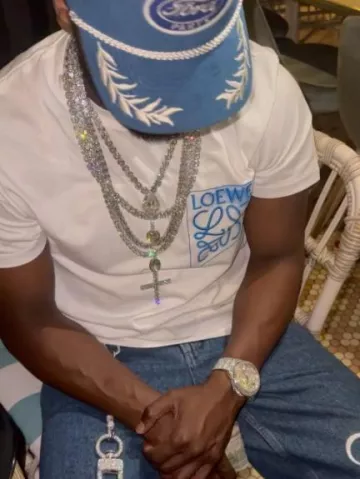 Sombrero de pana azul Ford Parts de Urban Outfitters usado por Floyd Mayweather en la cuenta de Instagram @floydmayweather