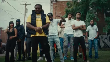 Camiseta Dior Yellow & White CD Icon usada por Tee Grizzley en What's That (feat. PnB Rock) [Video oficial]