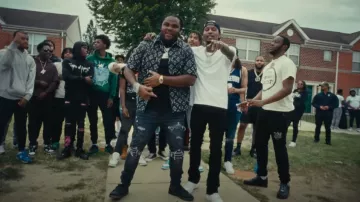 Jeans Amiri Deep Classic Indigo MX1 portés par Tee Grizzley dans What’s That (feat. PnB Rock) [Official Video]