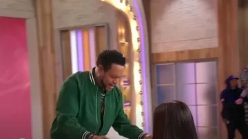 Chaqueta bomber de H&M usada por Jawn Murray vista en Sherri el 7 de noviembre de 2023