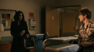 Bolso de cuero con hombro Pour La Victoire usado por Annie Wilson (Shenae Grimes) como se ve en 90210 (S04E13)