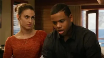 Vestido de túnica de H&M usado por Adrianna Tate-Duncan (Jessica Lowndes) como se ve en la serie de televisión 90210 (Temporada 4, Episodio 13)