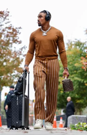 Camiseta de manga larga Zegna Foliage Brown Knit usada por Jalen Hurts en la cuenta de Instagram @jalenhurts