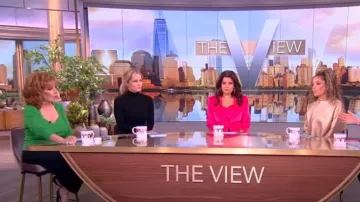 & Other Stories Top en laine côtelée et coton à col chérie porté par Joy Behar comme on le voit dans The View le 10 novembre 2023