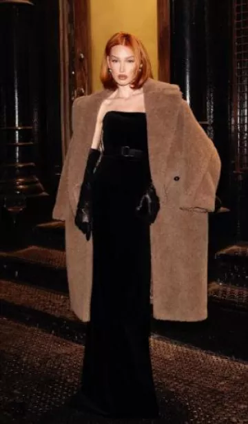 Abrigo Max Mara Teddy Bear Icon en alpaca y cachemira usado por Meredith Duxbury en la cena Max Mara Teddy Ten el 8 de noviembre de 2023