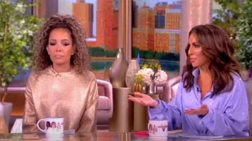 Pull oversize en tricot métallisé Zara porté par Sunny Hostin comme on le voit dans The View le 10 novembre 2023