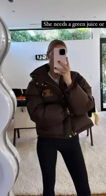 Doudoune courte Céline Triomphe en nylon léger chocolat portée par Morgan Stewart sur sa story Instagram le 8 novembre 2023