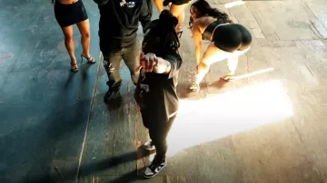 Zapatillas Nike Dunk Low Panda usadas por Mozzy en el video musical de Aint On Shit ft. Lil Zay Osama