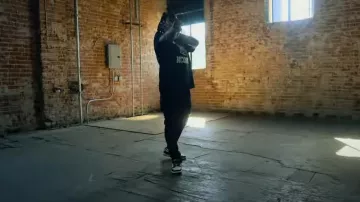 Jeans Amiri MX1 noir porté par Mozzy dans le clip de Aint On Shit ft. Lil Zay Osama