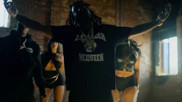 Alexander McQueen Black Varsity Skull Logo Camiseta usada por Mozzy en el video musical de Aint On Shit ft. Lil Zay Osama